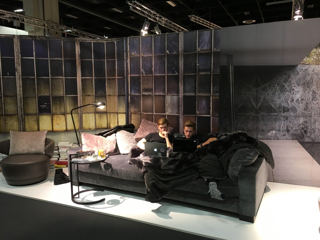 Unser Polstermöbel Lieferant Werther hatte eine tolle Überraschung parat: eine lebendige Dekoration! Jungs und Mädels von der Schauspiel-Akademie in Köln belebten den Messestand indem sie alltägliche Wohnszenen nachspielten. Einzigartig auf der Messe.