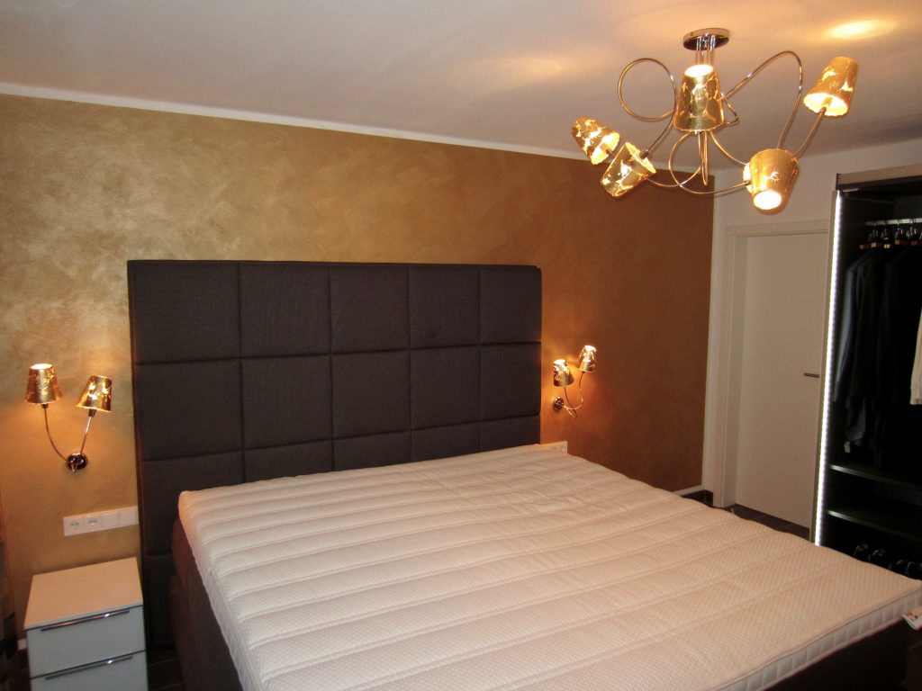 Rechts der geöffnete Schrank mit LED-Beleuchtung. Diese geht automatisch an, sobald die Türe bewegt wird.