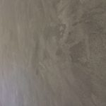 Die raue Oberfläche der Betonwand wirkt besonders interessant und verleiht dem Raum einen eigenen Charakter.