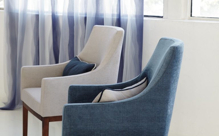 Zwei Sessel mit neuen Bezügen in Creme und Blau