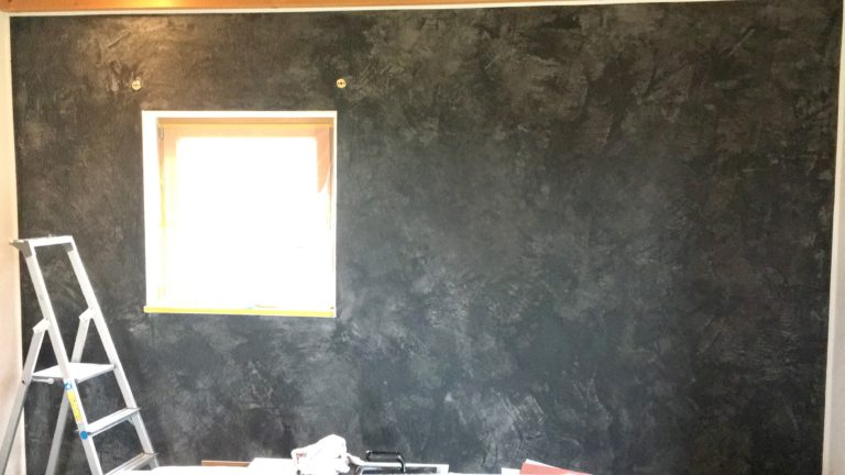 Lebhaft, etwas derber, wie natürlich gealtert. Eine Wandgestaltung als Einzelstück, durch reine Handarbeit und liebe zum Detail. Dazu ein mineralischer Spachtel aus Kalk und Marmormehl.