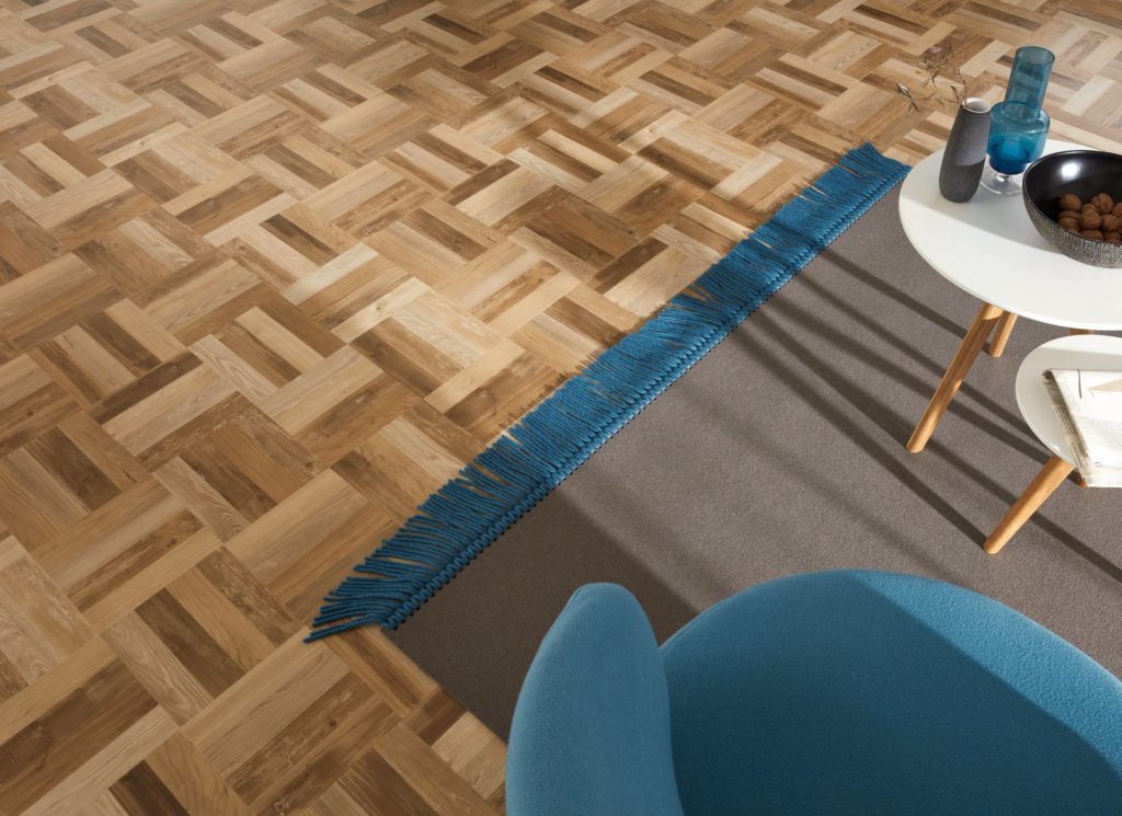 Vinyl-Designbelag in Parkettoptik mit abgepasstem Teppich im Wohnzimmer – Bodenbeläge mit Verlegeservice für Lichtenfels
