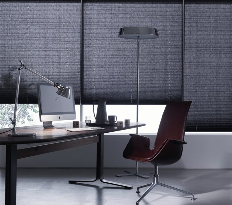 Im Büro oder Homeoffice können Faltstores helfen, dass man auch bei sonnigen Tagen noch entspannt am Bildschirm arbeiten kann