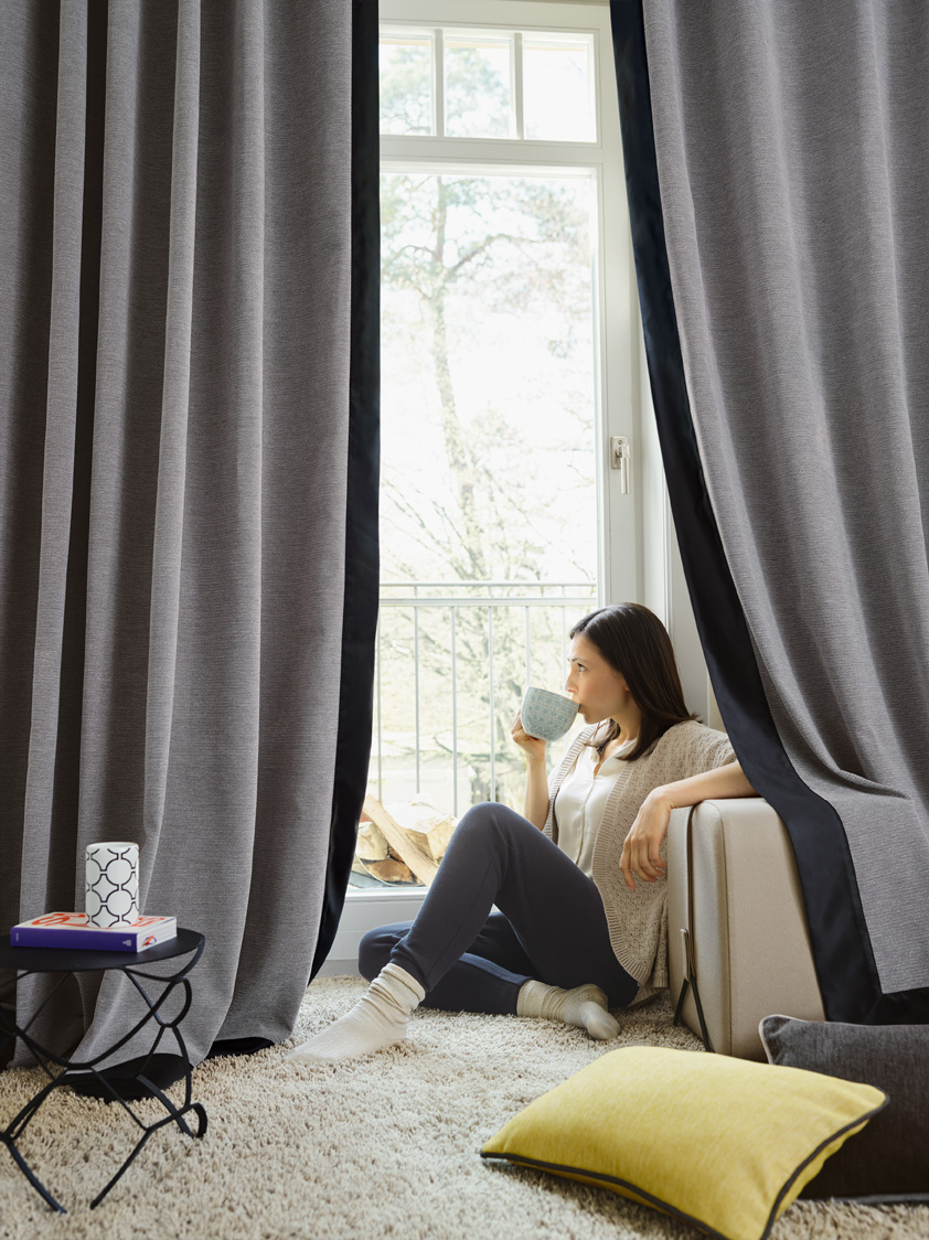 Dichter Thermo-Vorhang am Fenster
