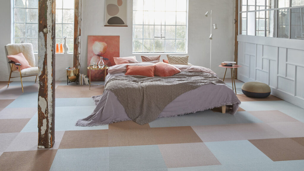 Schlafzimmer mit Teppichfliesen in Pastelltönen
