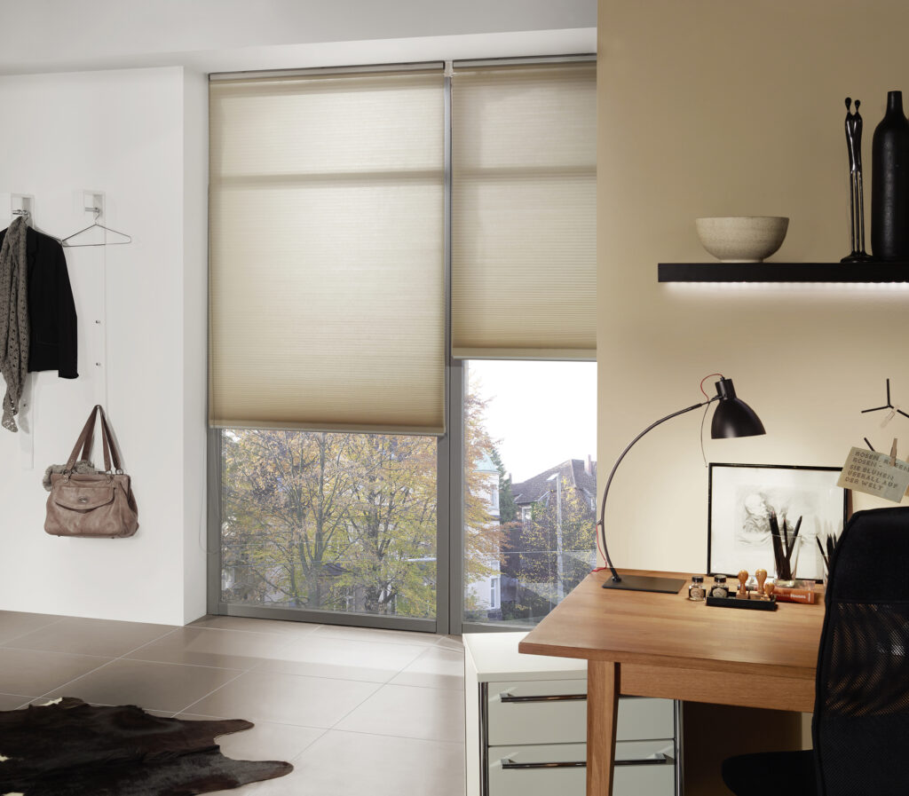 Plissee nach Maß an einer Fenstertür im Arbeitszimmer