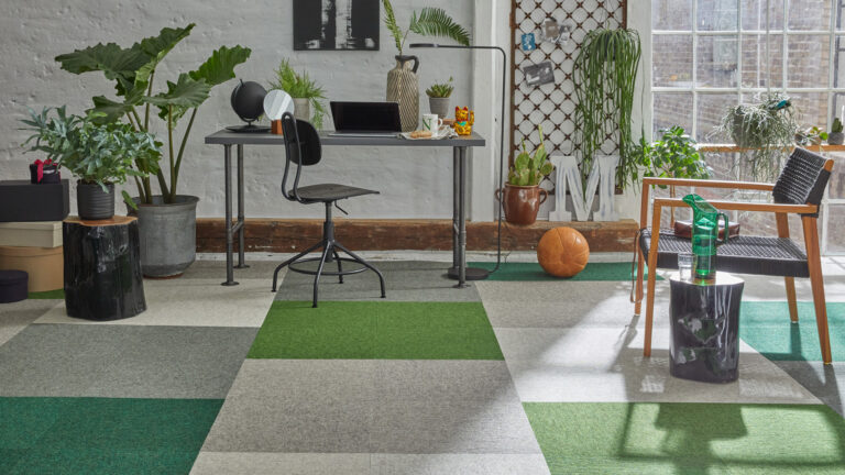 Für farbige Akzente können die Teppich-Fliesen auch sorgen - hier im gemütlichen modernen Home Office.