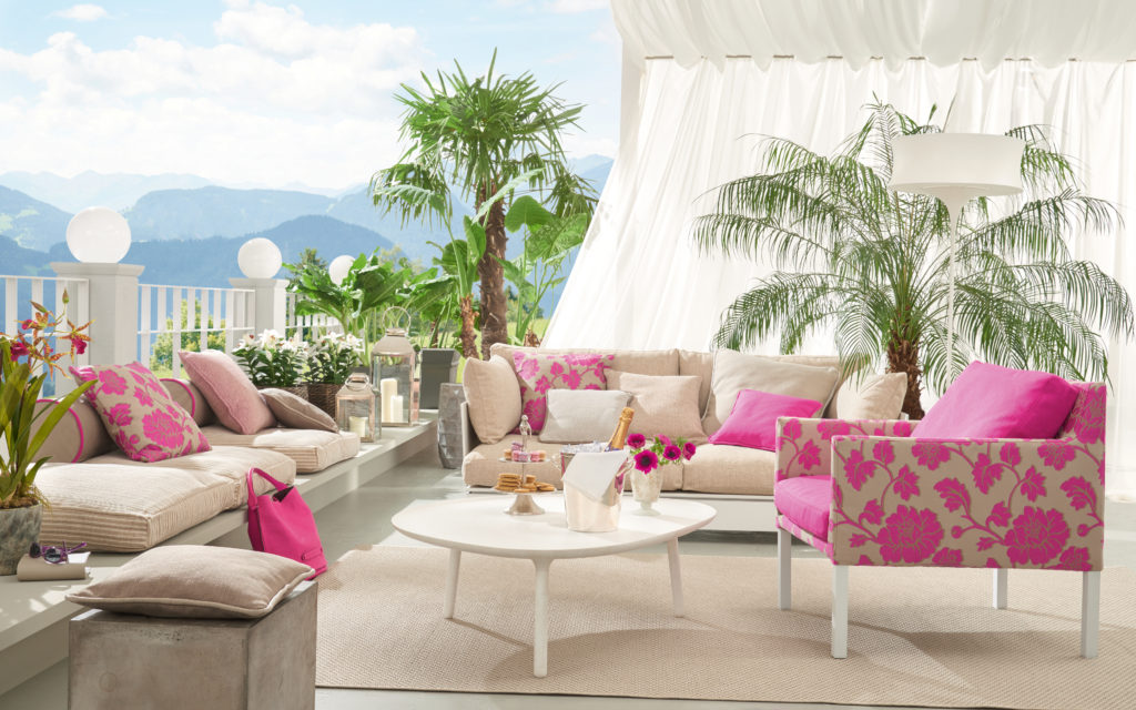 Dachterrasse mit Loungemöbeln und Polstern in Pink