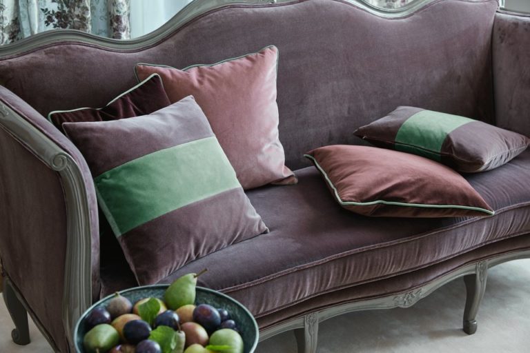 Klassisches Sofa in Beere, neu bezogen mit Velours
