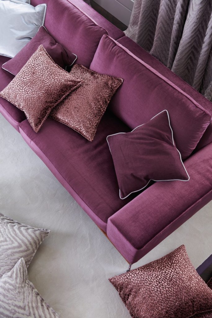 Sofa in Beere mit Kissen, frisch bezogen