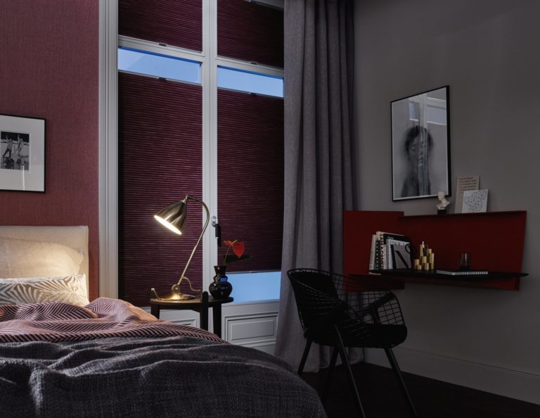 Dezenter Sichtschutz und perfekt um das Schlafzimmer abzudunkeln. Dabei sind die Plissees noch praktisch in der Bedienung und regulieren das einfallende Licht perfekt.