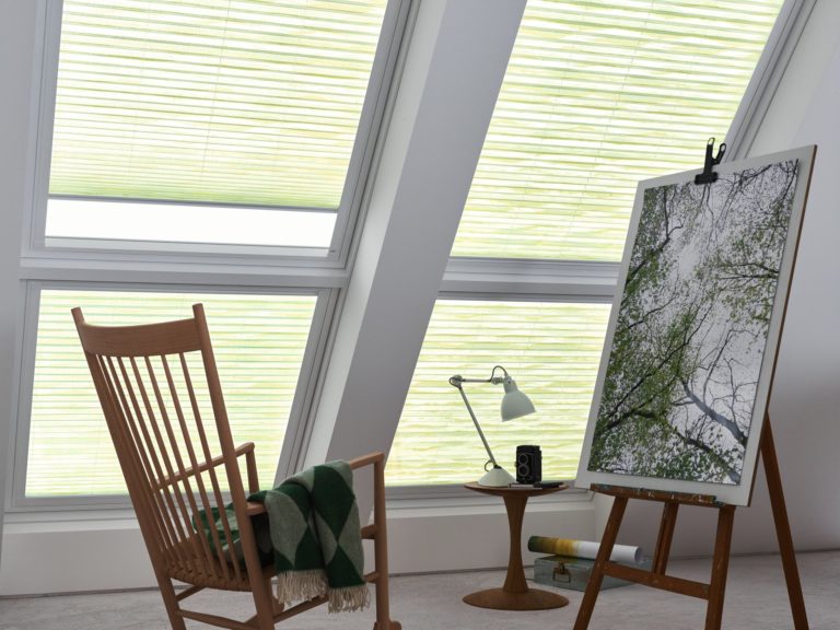 Auch für Dachfenster: Plissees sind für Dachschrägen ein guter Sonnenschutz und regulieren das einfallende Sonnenlicht